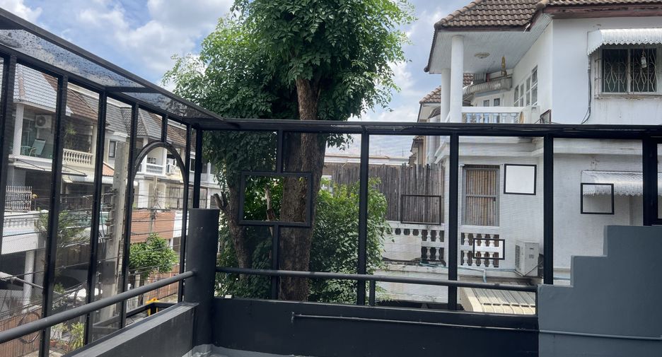 For rent 6 bedrooms townhouse in Wang Thonglang, Bangkok