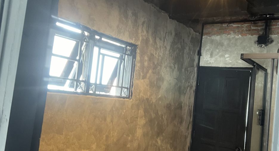 For rent 6 bedrooms townhouse in Wang Thonglang, Bangkok