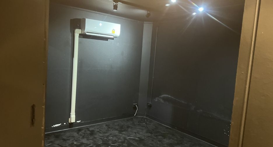 For rent 6 bedrooms townhouse in Wang Thonglang, Bangkok