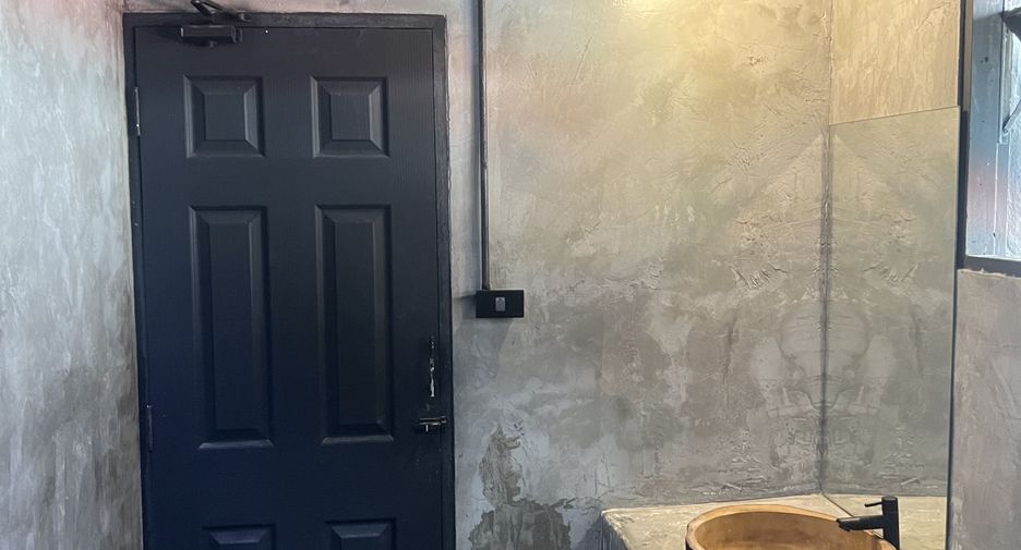 For rent 6 bedrooms townhouse in Wang Thonglang, Bangkok