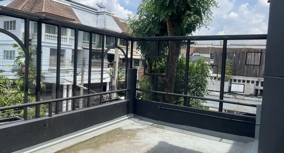 For rent 6 bedrooms townhouse in Wang Thonglang, Bangkok
