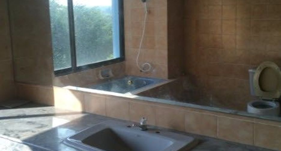 For rent 5 bedrooms townhouse in Bang Phli, Samut Prakan