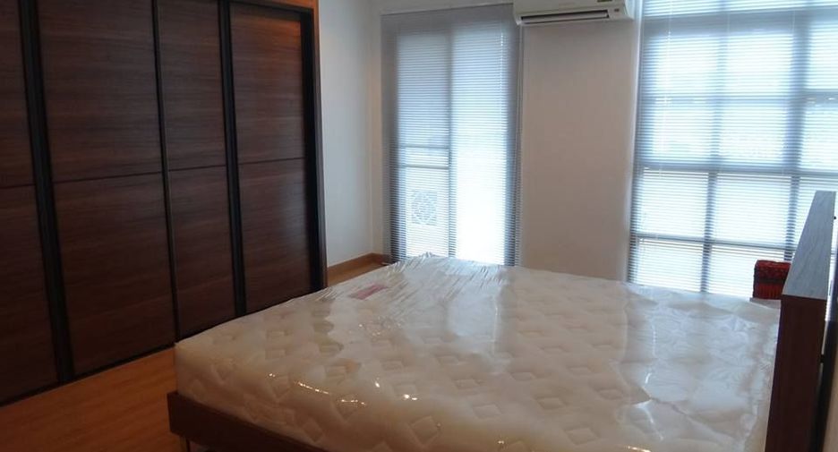 For rent 2 bedrooms condo in Bang Rak, Bangkok