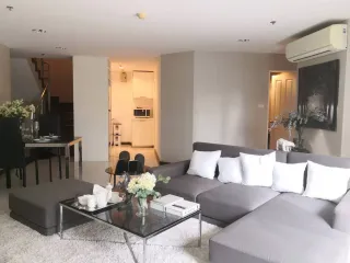 À vendre 3 chambres condo à Huai Khwang, Bangkok