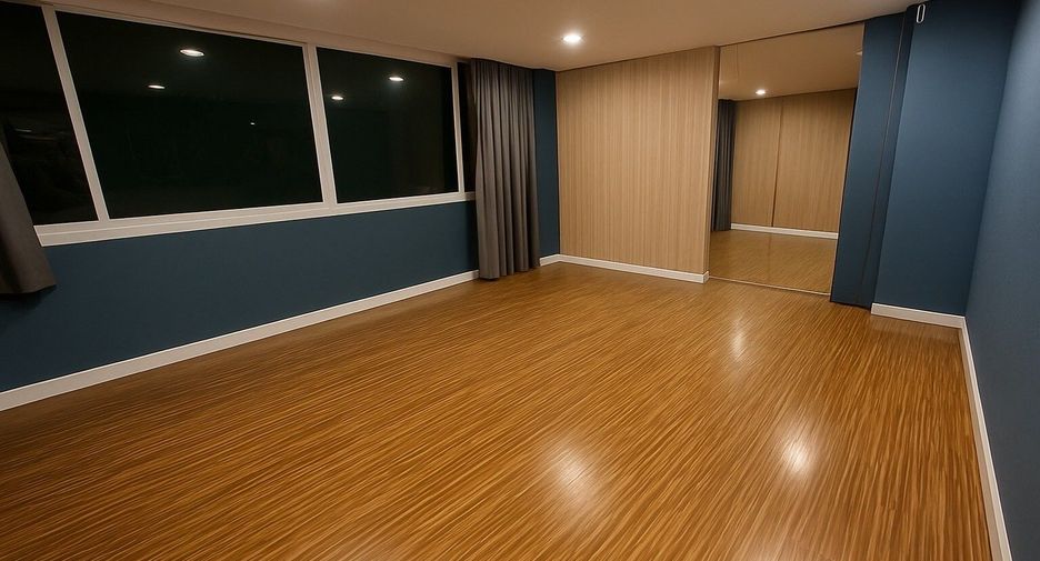 For sale 3 bedrooms condo in Watthana, Bangkok