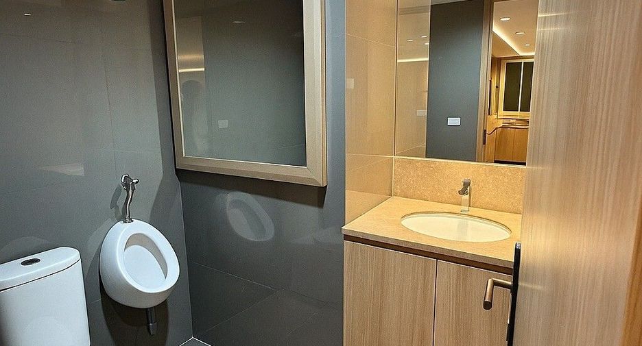 For sale 3 bedrooms condo in Watthana, Bangkok