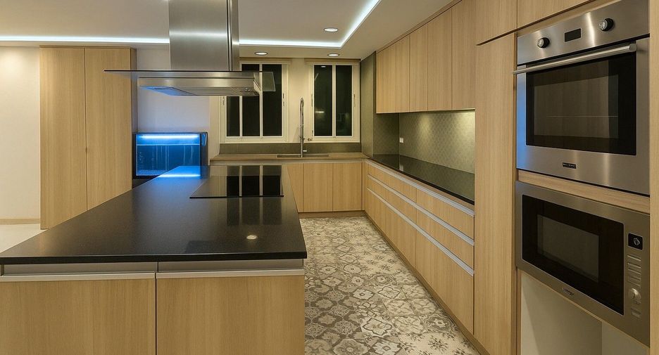 For sale 3 bedrooms condo in Watthana, Bangkok