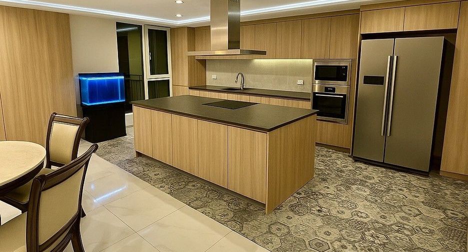 For sale 3 bedrooms condo in Watthana, Bangkok