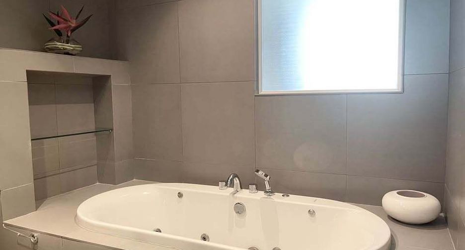 For rent 2 bedrooms condo in Pathum Wan, Bangkok