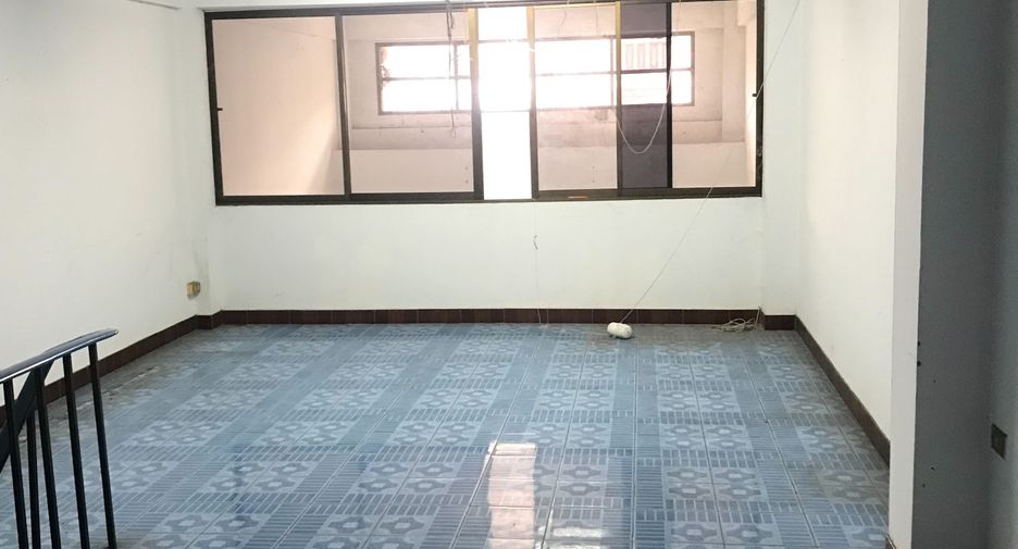 Local comercial en venta y en alquiler de 3 habitaciones en Si Racha, Chonburi