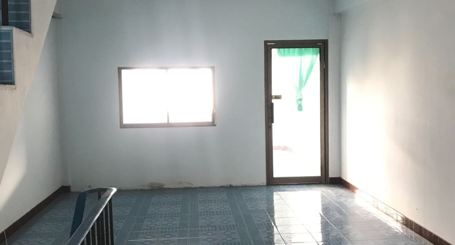 Local comercial en venta y en alquiler de 3 habitaciones en Si Racha, Chonburi