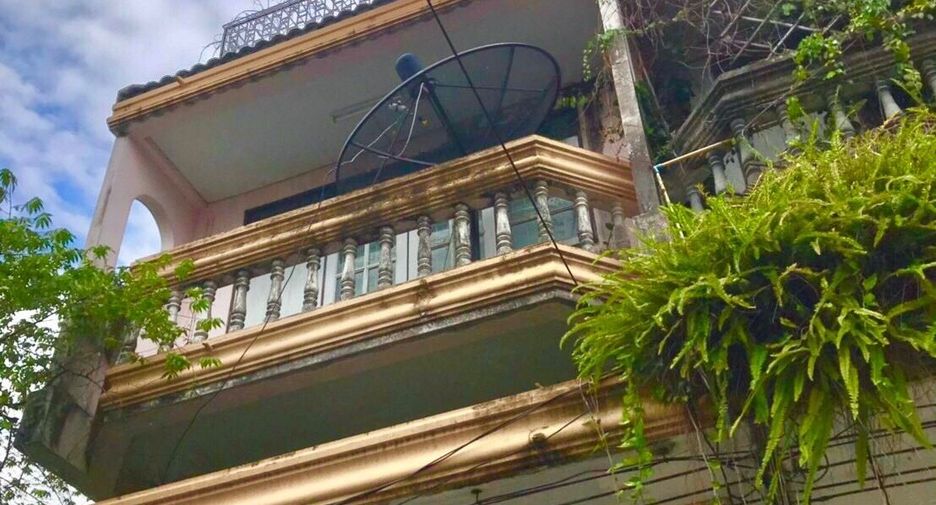 Local comercial en venta y en alquiler de 3 habitaciones en Si Racha, Chonburi