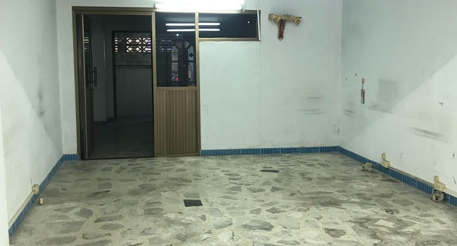Local comercial en venta y en alquiler de 3 habitaciones en Si Racha, Chonburi