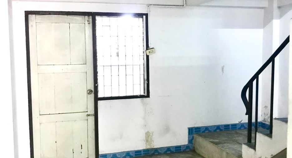Local comercial en venta y en alquiler de 3 habitaciones en Si Racha, Chonburi