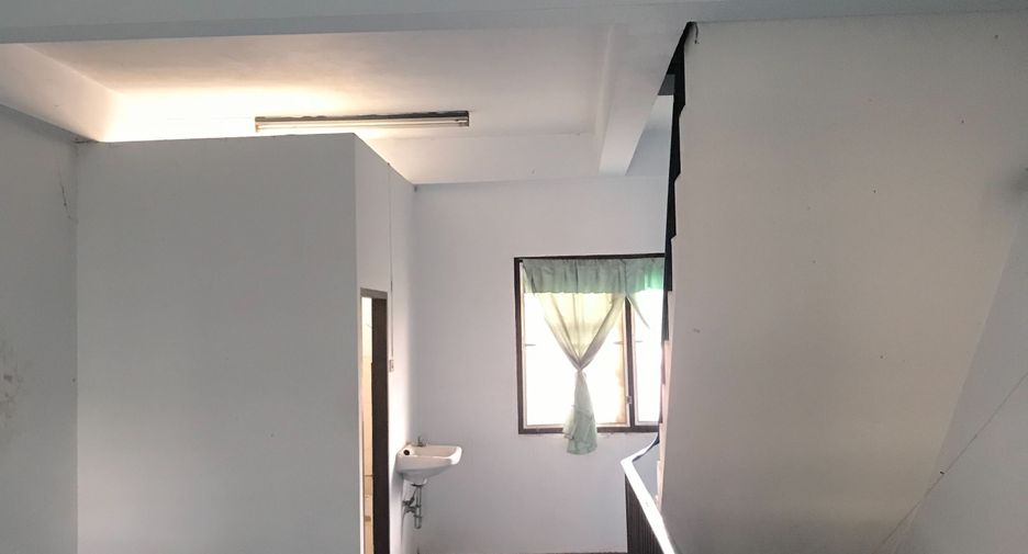 Local comercial en venta y en alquiler de 3 habitaciones en Si Racha, Chonburi