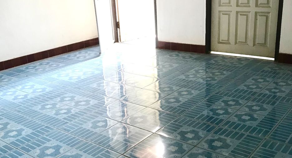 Local comercial en venta y en alquiler de 3 habitaciones en Si Racha, Chonburi