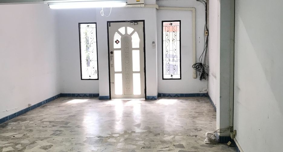 Local comercial en venta y en alquiler de 3 habitaciones en Si Racha, Chonburi