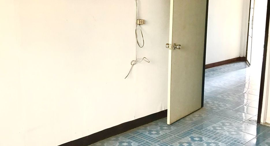 Local comercial en venta y en alquiler de 3 habitaciones en Si Racha, Chonburi