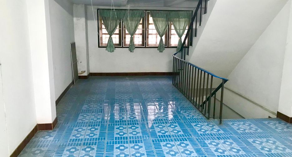 Local comercial en venta y en alquiler de 3 habitaciones en Si Racha, Chonburi