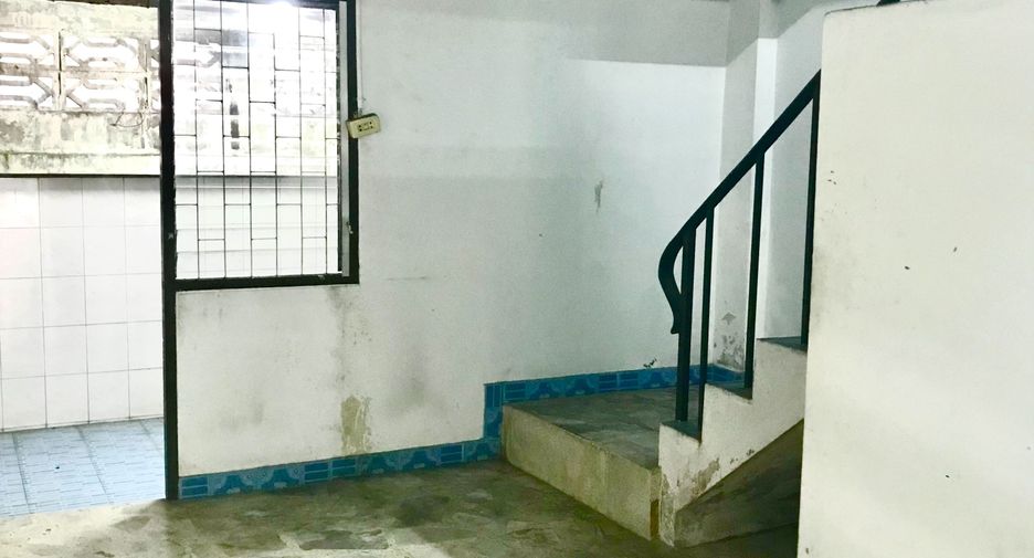 Local comercial en venta y en alquiler de 3 habitaciones en Si Racha, Chonburi