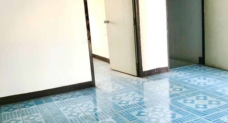 Local comercial en venta y en alquiler de 3 habitaciones en Si Racha, Chonburi