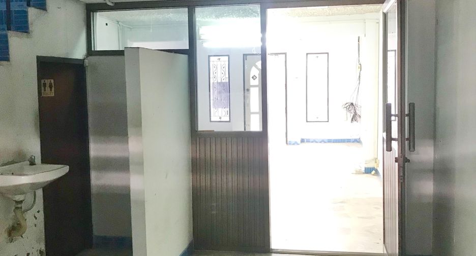 Local comercial en venta y en alquiler de 3 habitaciones en Si Racha, Chonburi