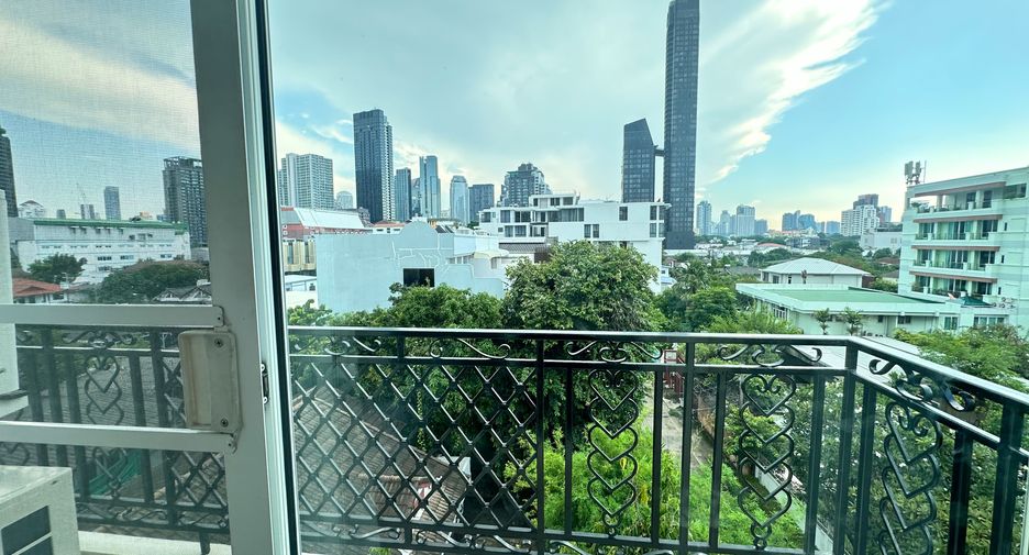 For rent 2 bedrooms apartment in Khlong Toei, Bangkok