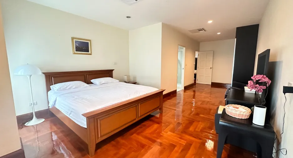 For rent 2 bedrooms apartment in Khlong Toei, Bangkok