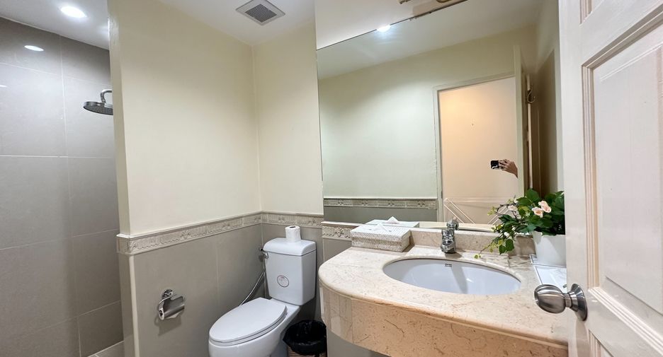 For rent 2 bedrooms apartment in Khlong Toei, Bangkok