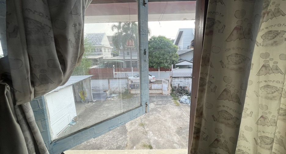Casa en venta y en alquiler de 4 habitaciones en Wang Thonglang, Bangkok