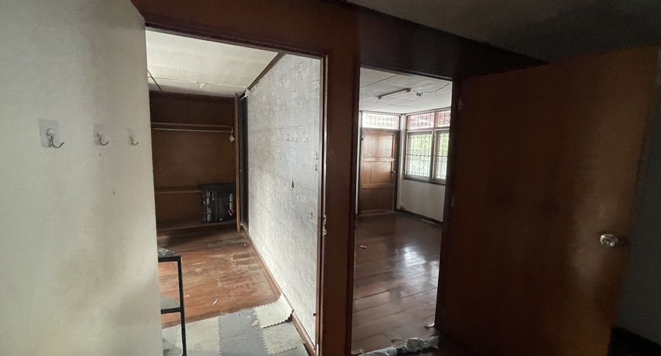 Casa en venta y en alquiler de 4 habitaciones en Wang Thonglang, Bangkok