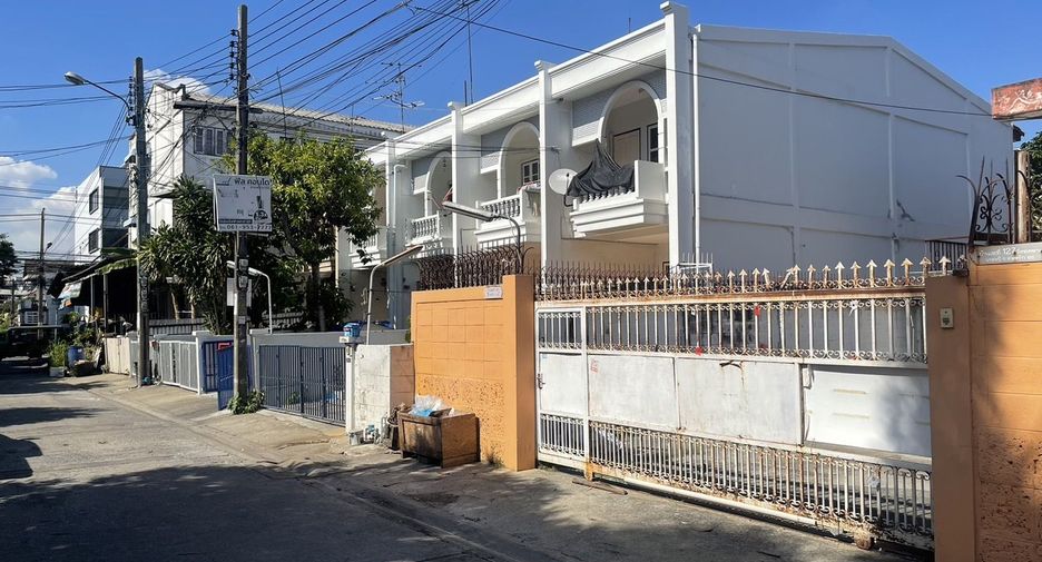 Casa en venta y en alquiler de 4 habitaciones en Wang Thonglang, Bangkok