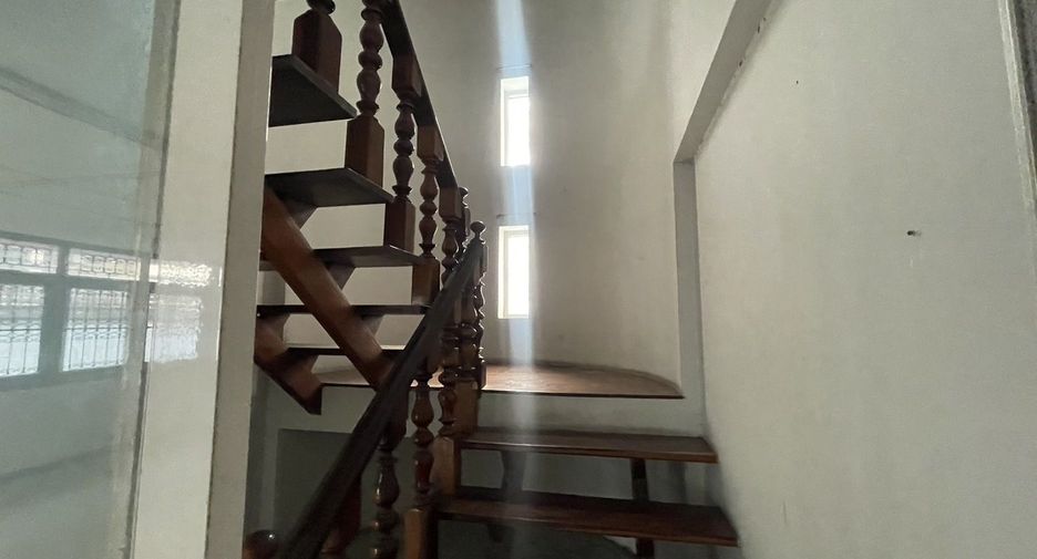 Casa en venta y en alquiler de 4 habitaciones en Wang Thonglang, Bangkok