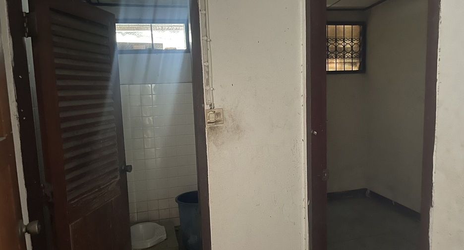 Casa en venta y en alquiler de 4 habitaciones en Wang Thonglang, Bangkok