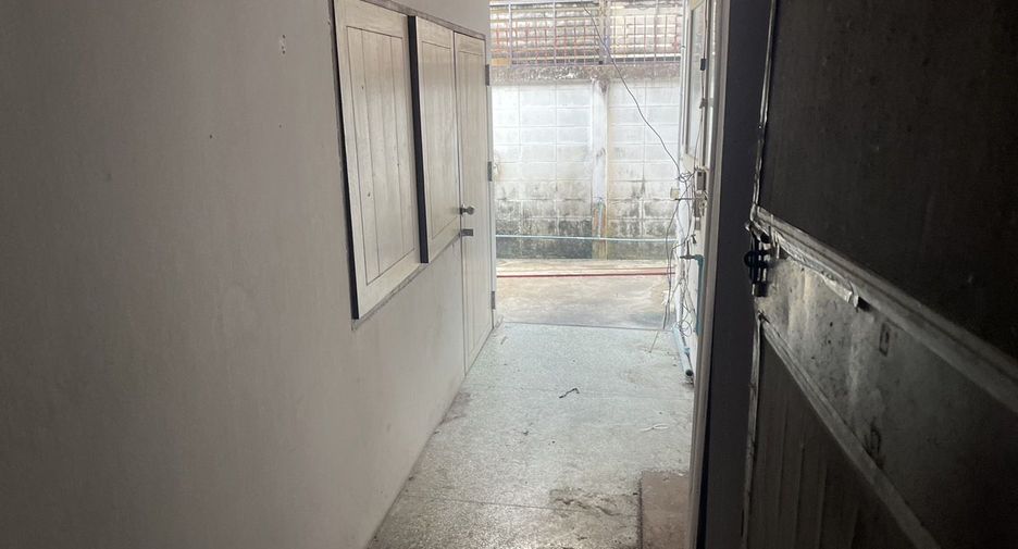 Casa en venta y en alquiler de 4 habitaciones en Wang Thonglang, Bangkok