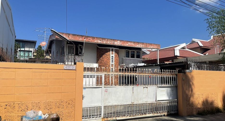 Casa en venta y en alquiler de 4 habitaciones en Wang Thonglang, Bangkok
