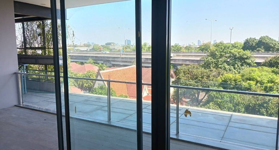 For sale 3 bedrooms condo in Watthana, Bangkok