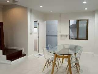 Reihenhaus zum Kauf und zur Miete mit 3 Zimmer in Suan Luang, Bangkok