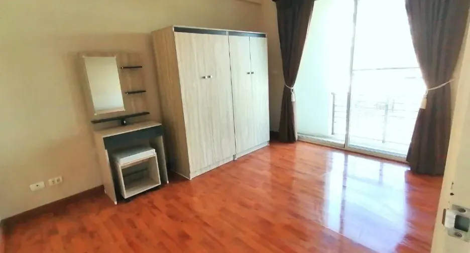 Casa adosada en alquiler de 3 habitaciones en Lat Krabang, Bangkok