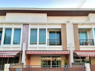 出租 3 卧室 联排别墅 在 Lat Krabang, 曼谷