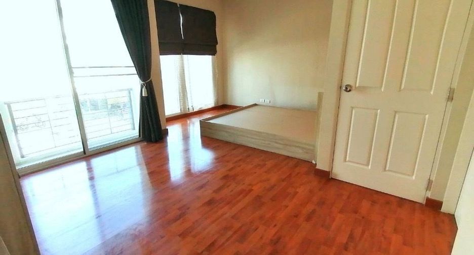 Casa adosada en alquiler de 3 habitaciones en Lat Krabang, Bangkok