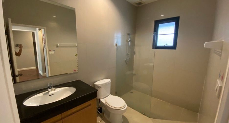 Haus zur Miete mit 4 Zimmer in Khlong Toei, Bangkok