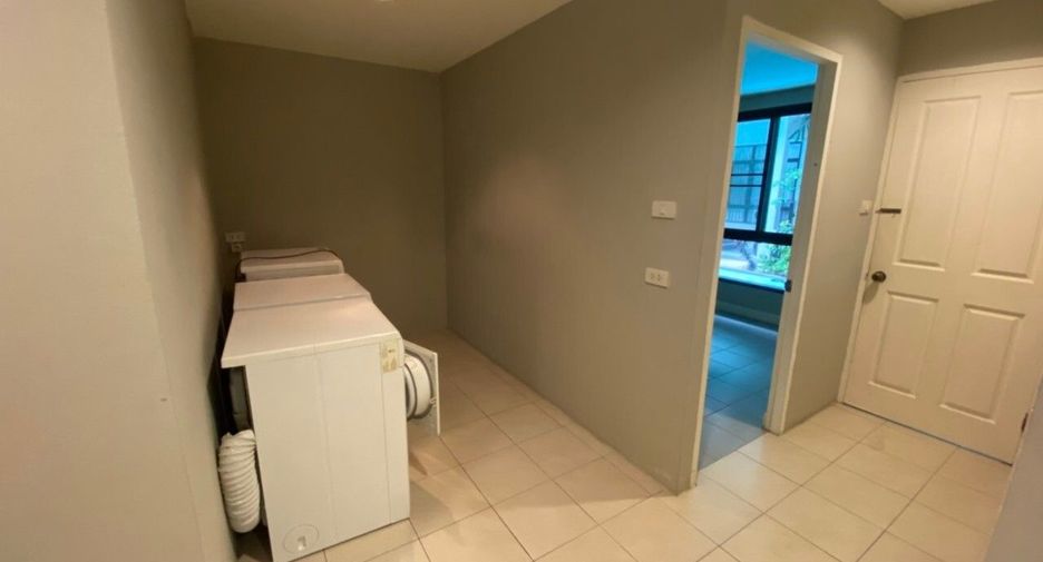 Haus zur Miete mit 4 Zimmer in Khlong Toei, Bangkok