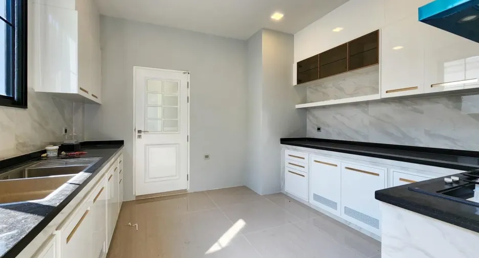 For sale and for rent 4 bedrooms house in Prawet, Bangkok