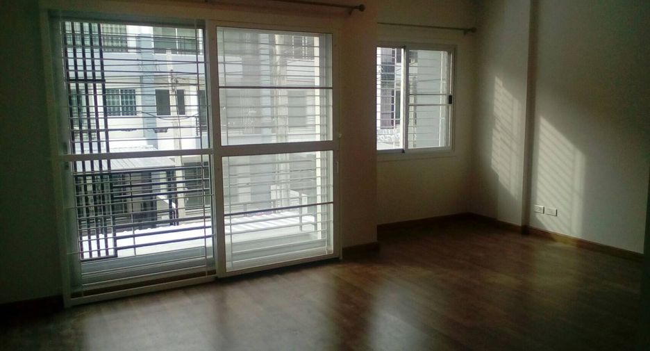 For rent 3 bedrooms townhouse in Nong Khaem, Bangkok