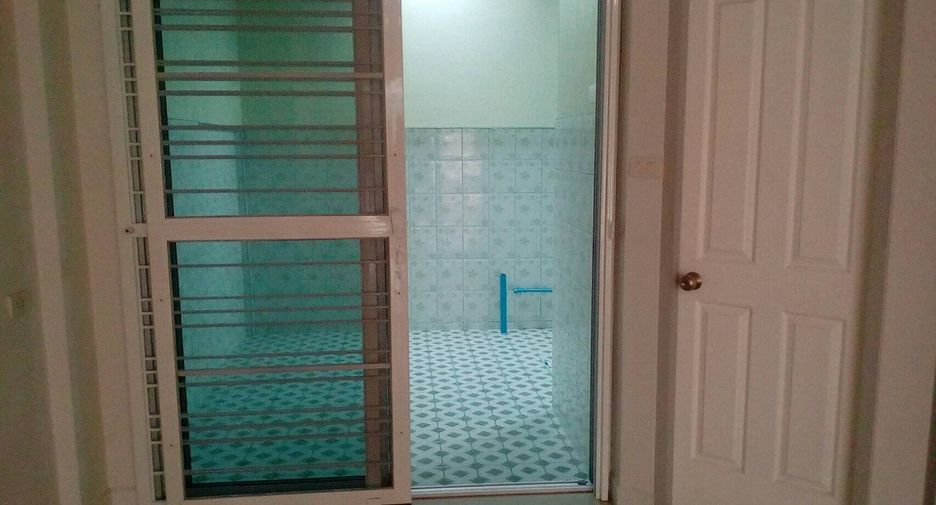 For rent 3 bedrooms townhouse in Nong Khaem, Bangkok