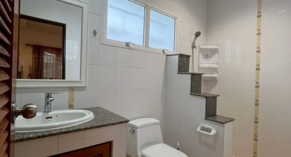 Casa en venta y en alquiler de 3 habitaciones en Bang Lamung, Chonburi