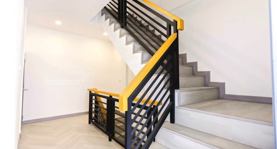 For sale 4 bedrooms townhouse in Wang Thonglang, Bangkok