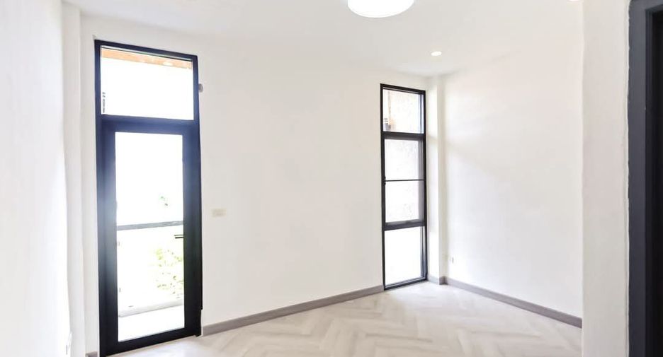 For sale 4 bedrooms townhouse in Wang Thonglang, Bangkok