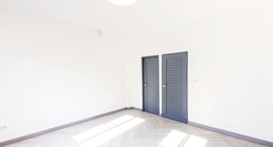 For sale 4 bedrooms townhouse in Wang Thonglang, Bangkok